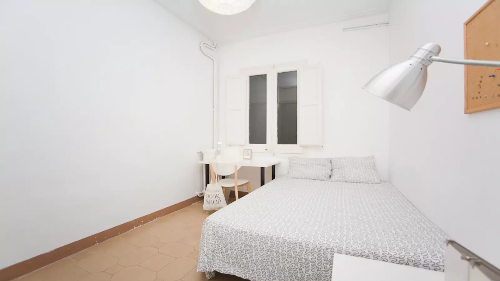 Habitación amueblada en piso compartido en Gràcia · 2