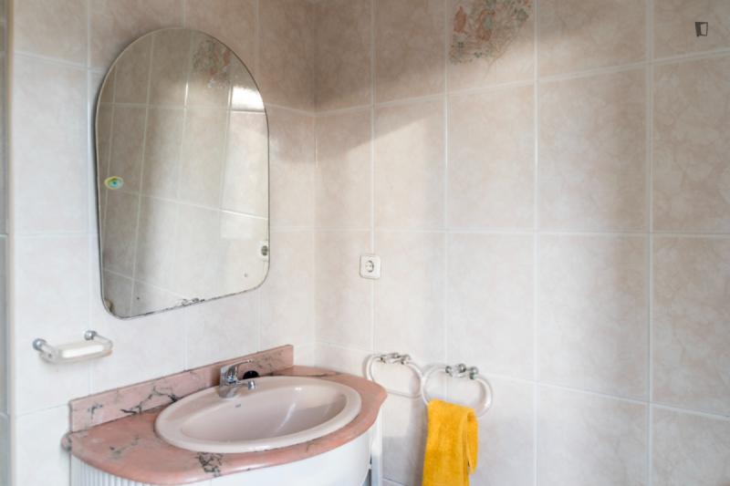 Habitación amueblada en piso compartido de 5 personas en Gràcia · 2