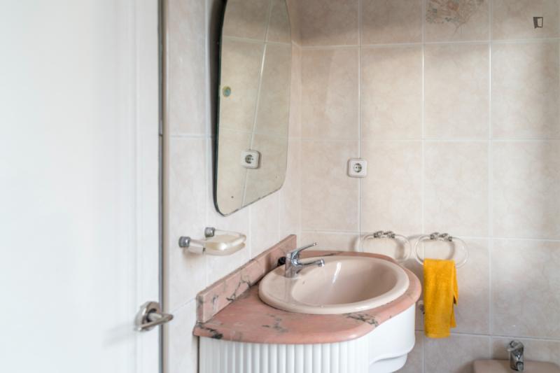 Habitación amueblada en piso compartido de 5 personas en Gràcia · 4