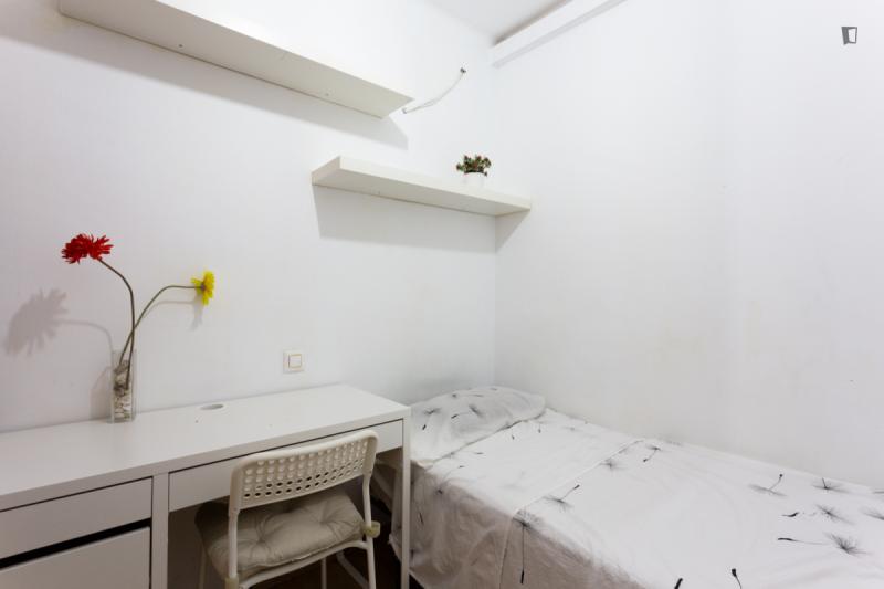 Furnished room in a 4-person shared flat in L'Hospitalet · 3