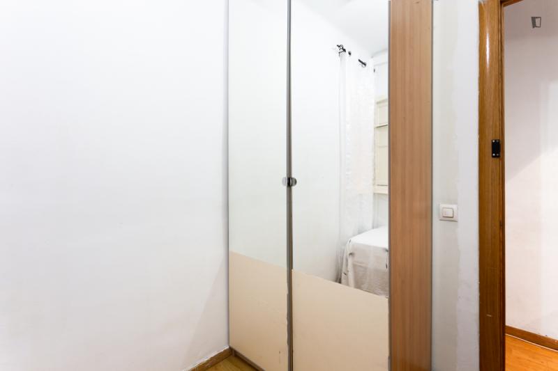 Furnished room in a 4-person shared flat in L'Hospitalet · 4