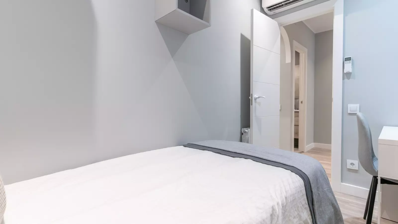 Habitación amueblada en piso compartido de 5 personas en Sarrià–Sant Gervasi · 2