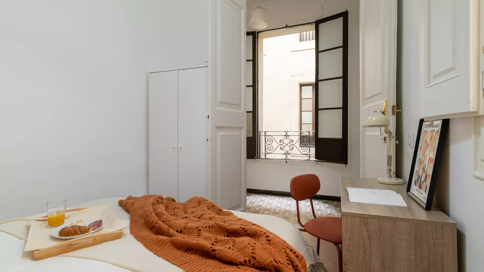 Furnished room in a 7-person shared flat in Ciutat Vella · 2
