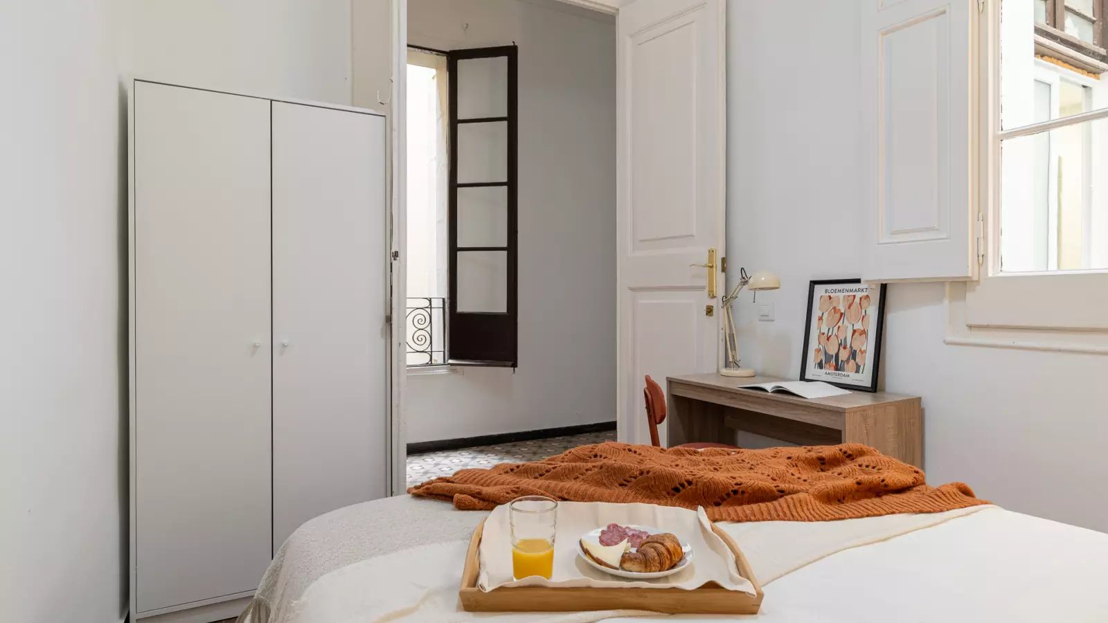 Furnished room in a 7-person shared flat in Ciutat Vella · 3