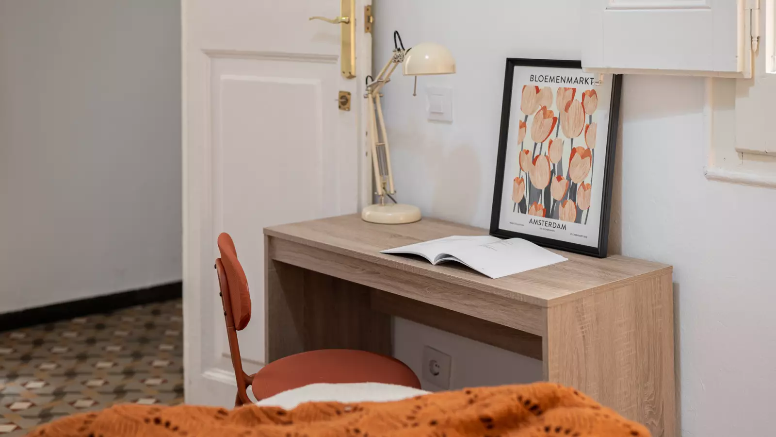 Furnished room in a 7-person shared flat in Ciutat Vella · 4