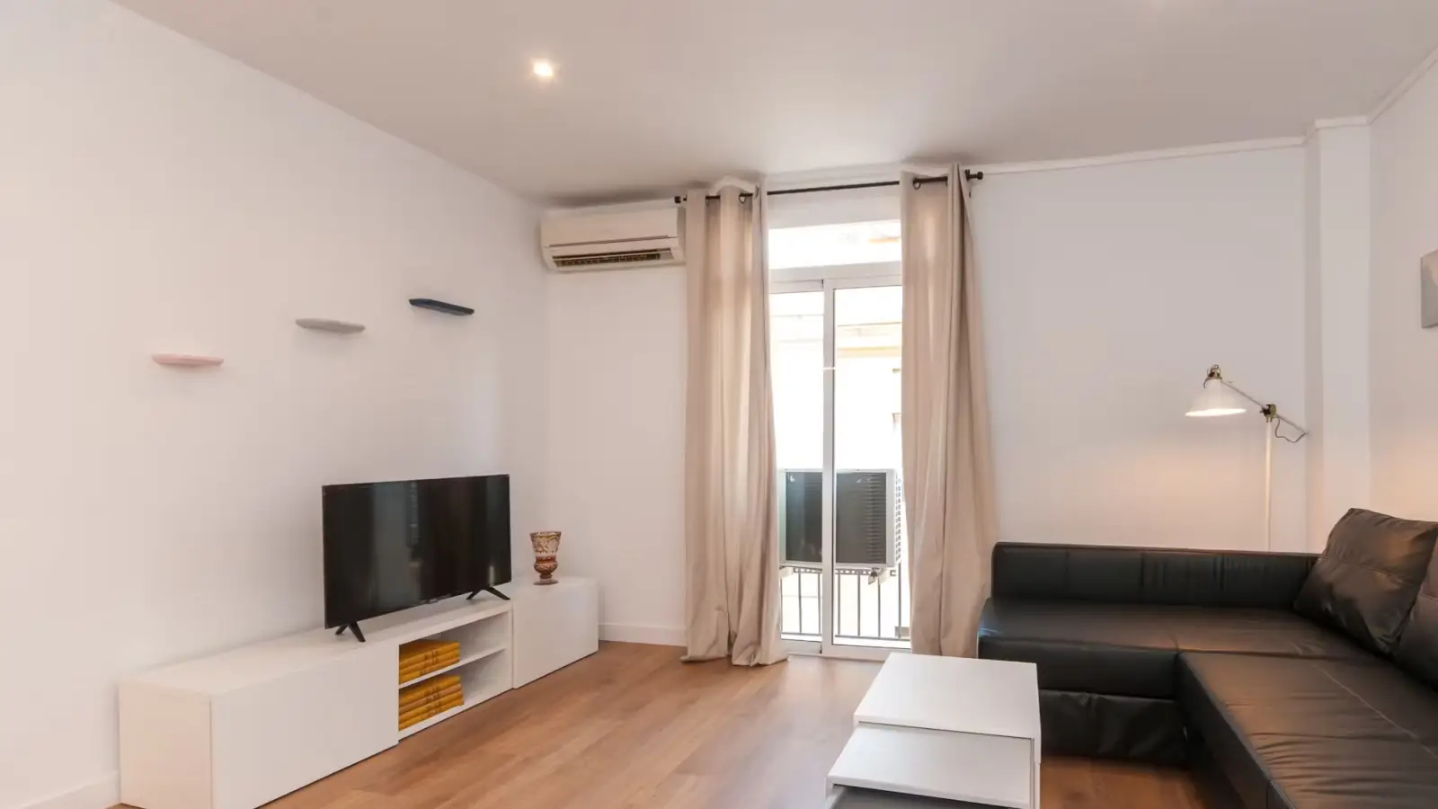 Furnished 1-bedroom flat in Ciutat Vella, 50 m² · 3