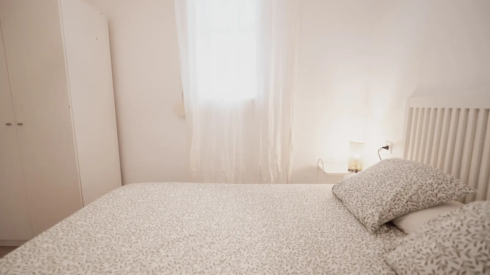 Furnished room in a 5-person shared flat in Ciutat Vella · 2
