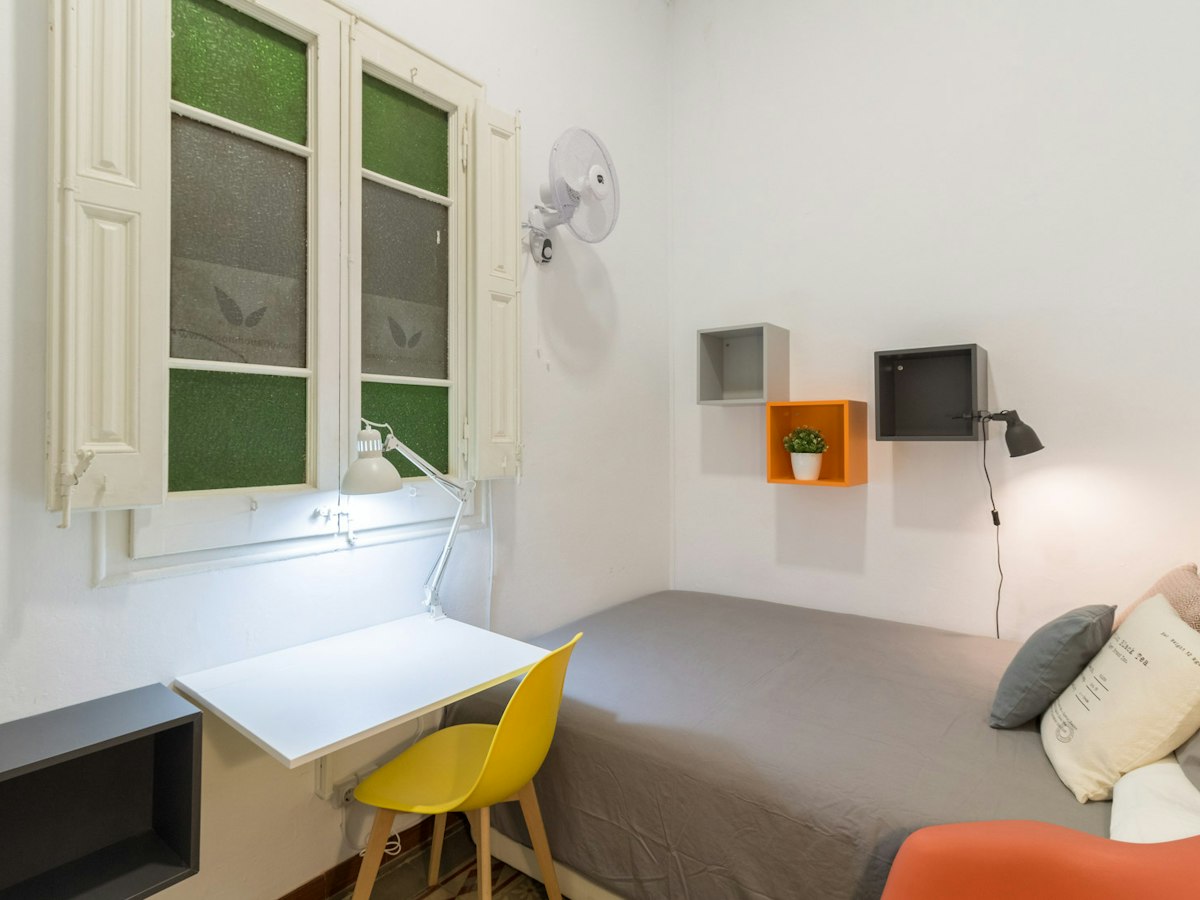 Furnished room in a 9-person shared flat in Gràcia · 3