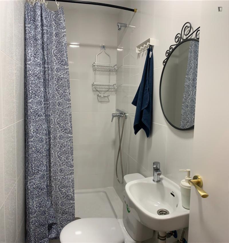 Habitación amueblada en piso compartido de 5 personas en Ciutat Vella · 2