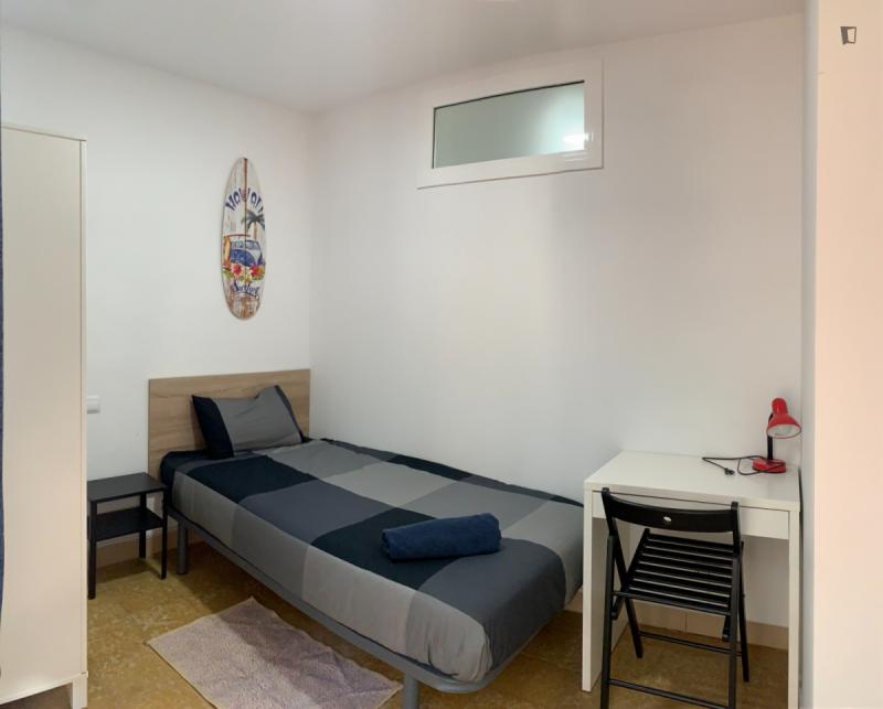 Habitación amueblada en piso compartido de 5 personas en Ciutat Vella · 3