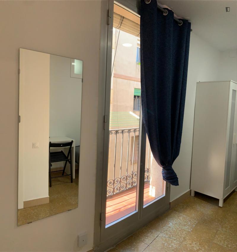 Habitación amueblada en piso compartido de 5 personas en Ciutat Vella · 4