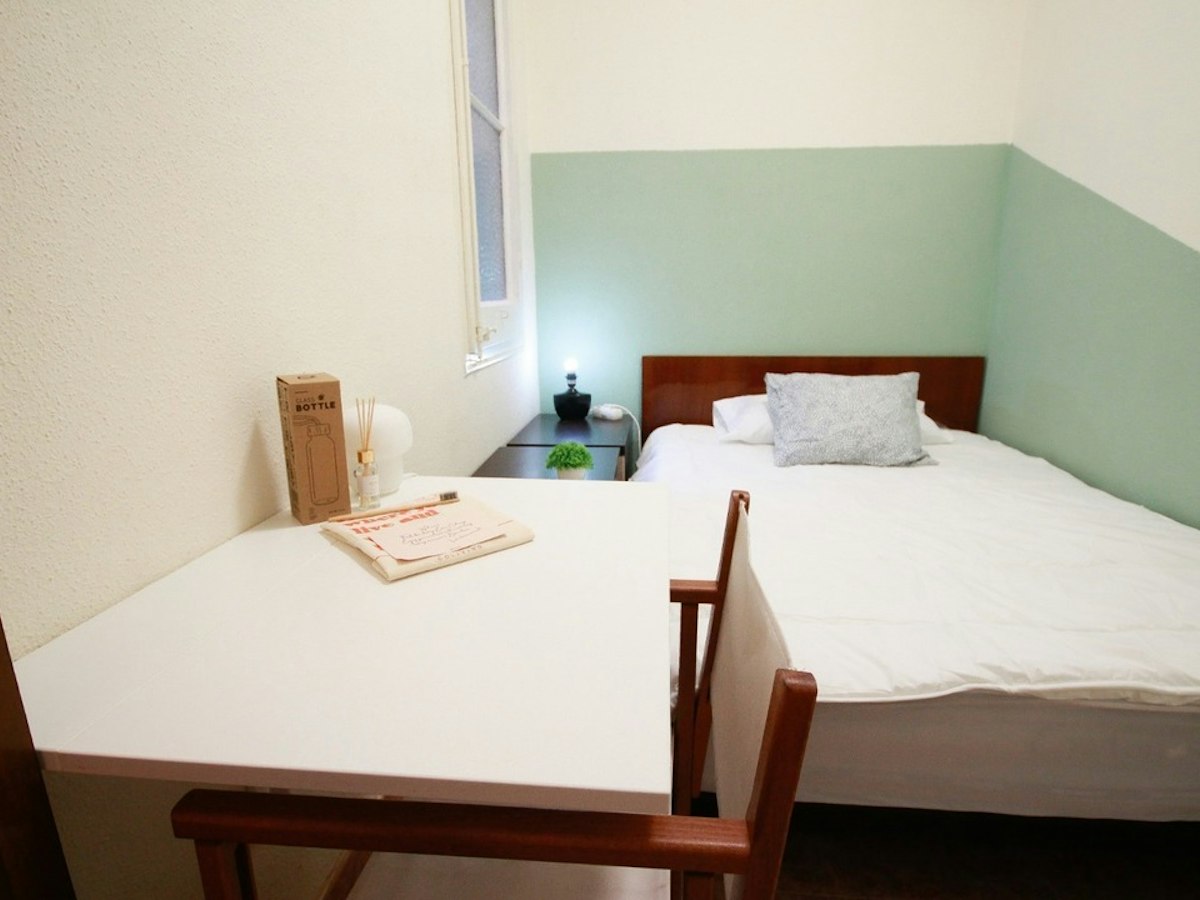 Habitación amueblada en piso compartido de 5 personas en Sarrià–Sant Gervasi · 2