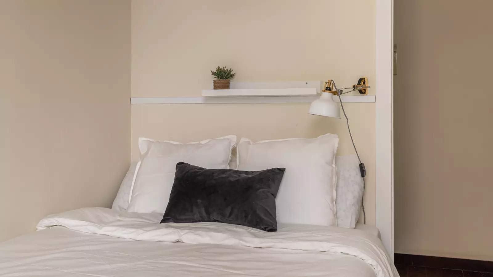Furnished room in a shared flat in Gràcia · 2
