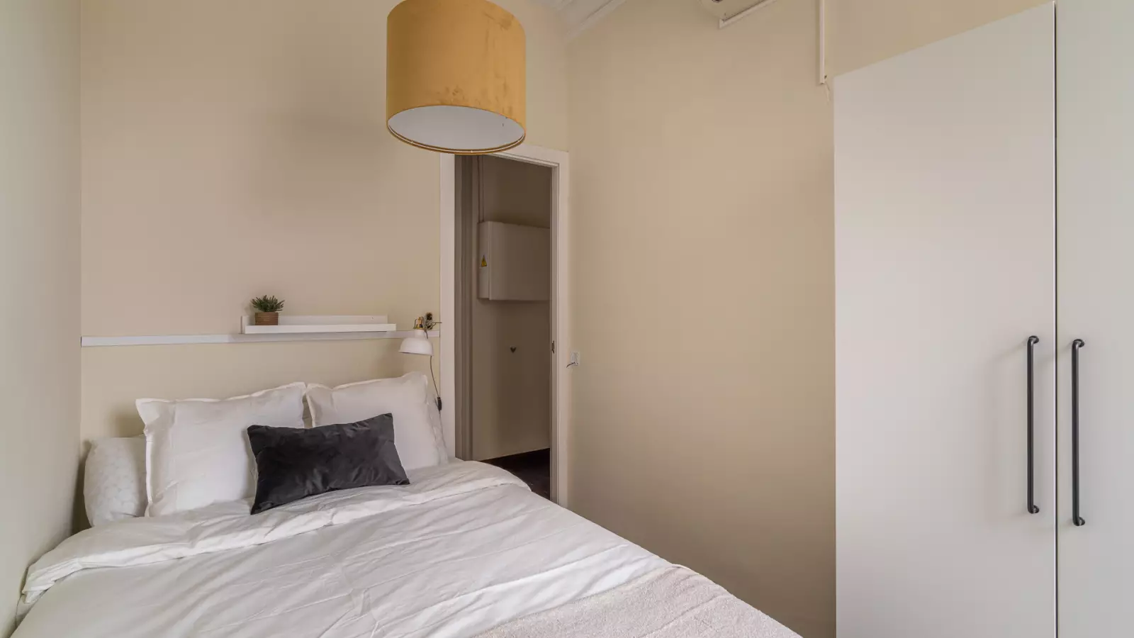Furnished room in a shared flat in Gràcia · 3