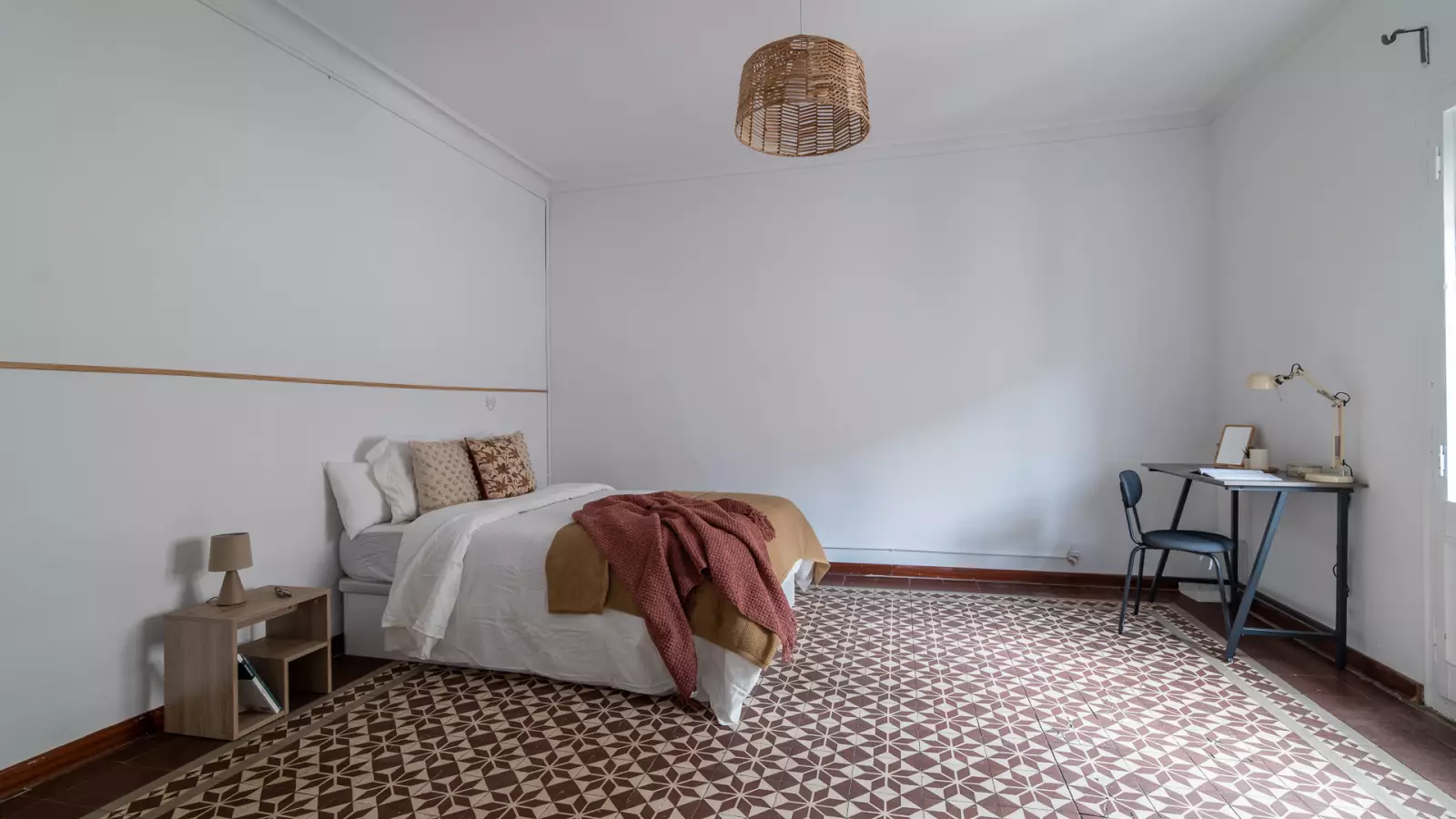 Furnished room in a shared flat in Ciutat Vella · 2