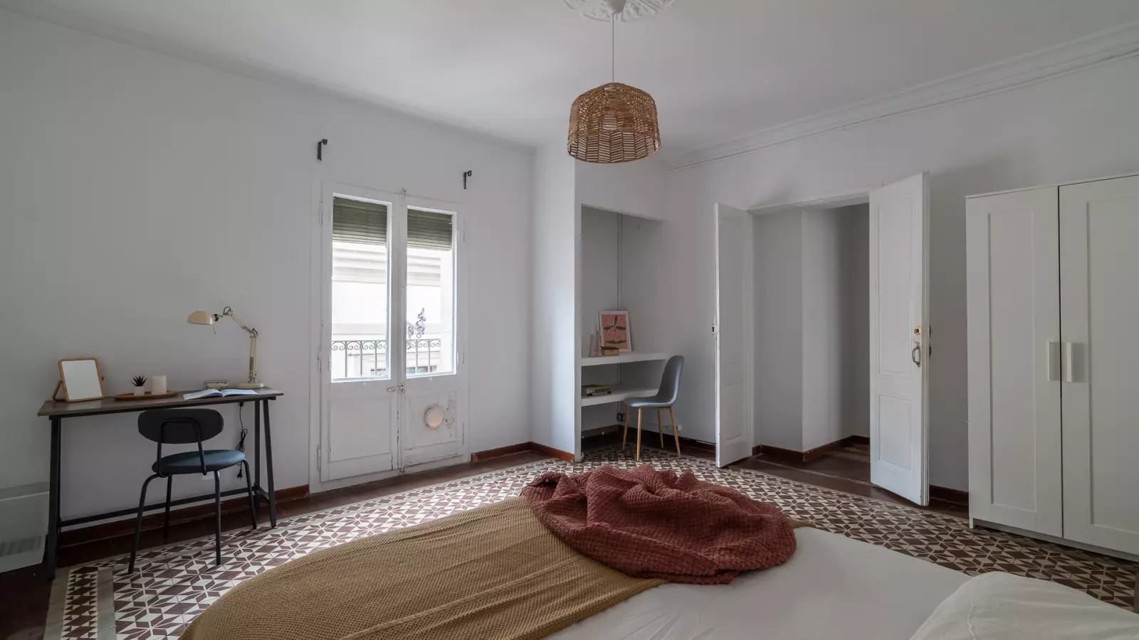 Furnished room in a shared flat in Ciutat Vella · 4