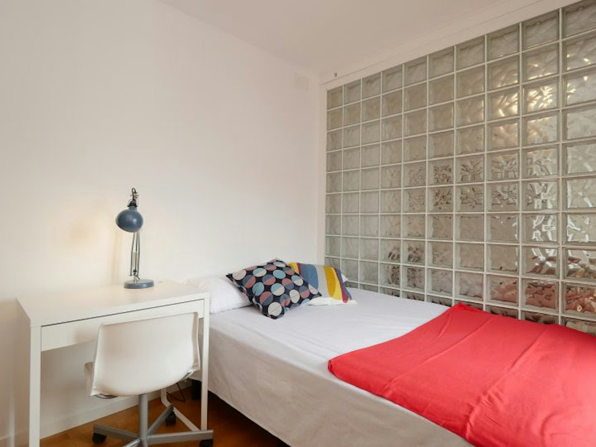 Habitación amueblada en piso compartido de 6 personas en Gràcia · 2