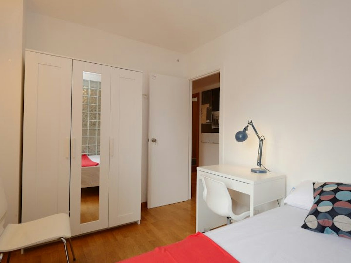 Habitación amueblada en piso compartido de 6 personas en Gràcia · 3