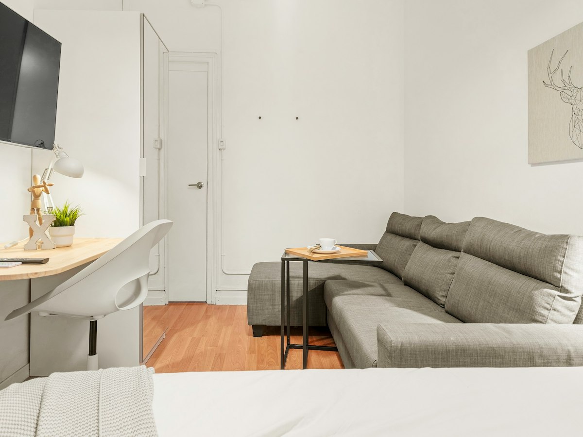 Furnished room in a 10-person shared flat in Ciutat Vella