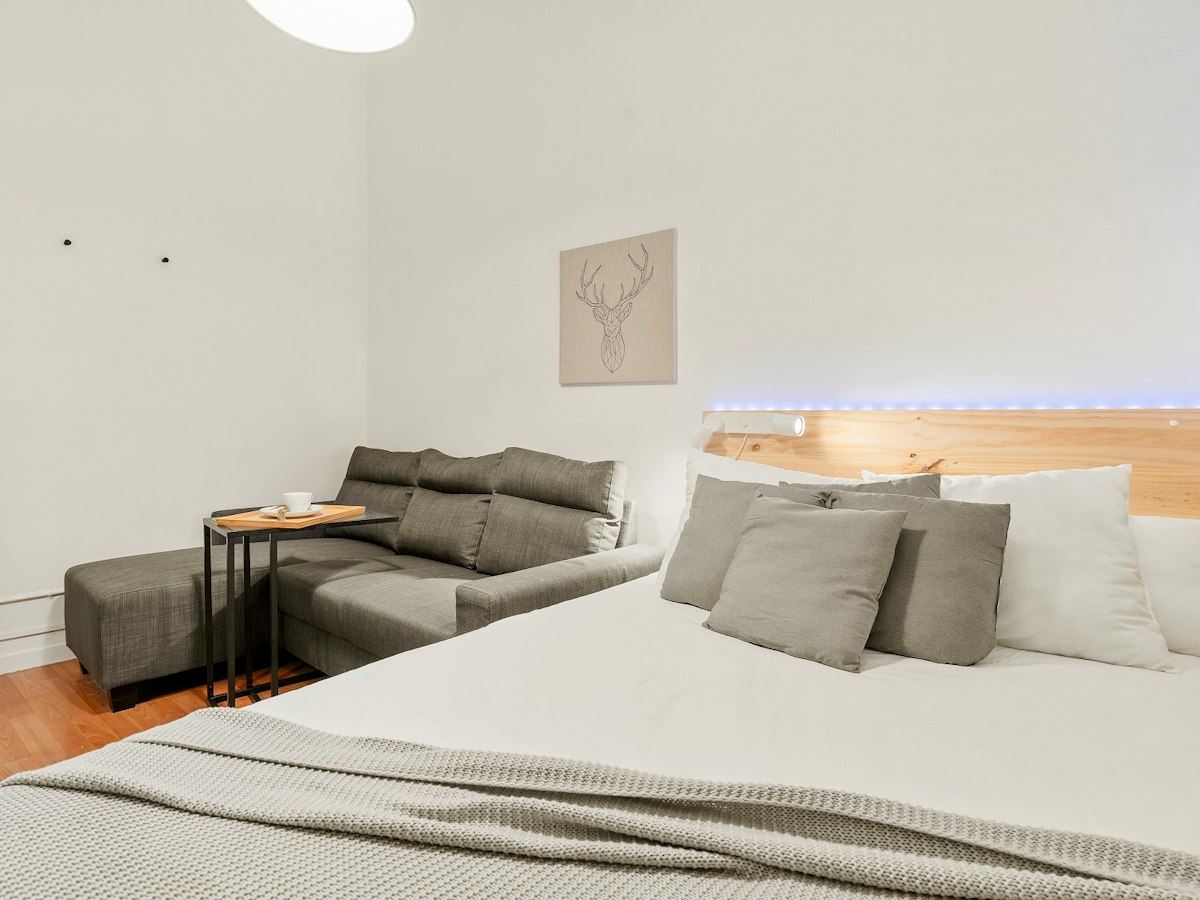 Furnished room in a 10-person shared flat in Ciutat Vella · 2