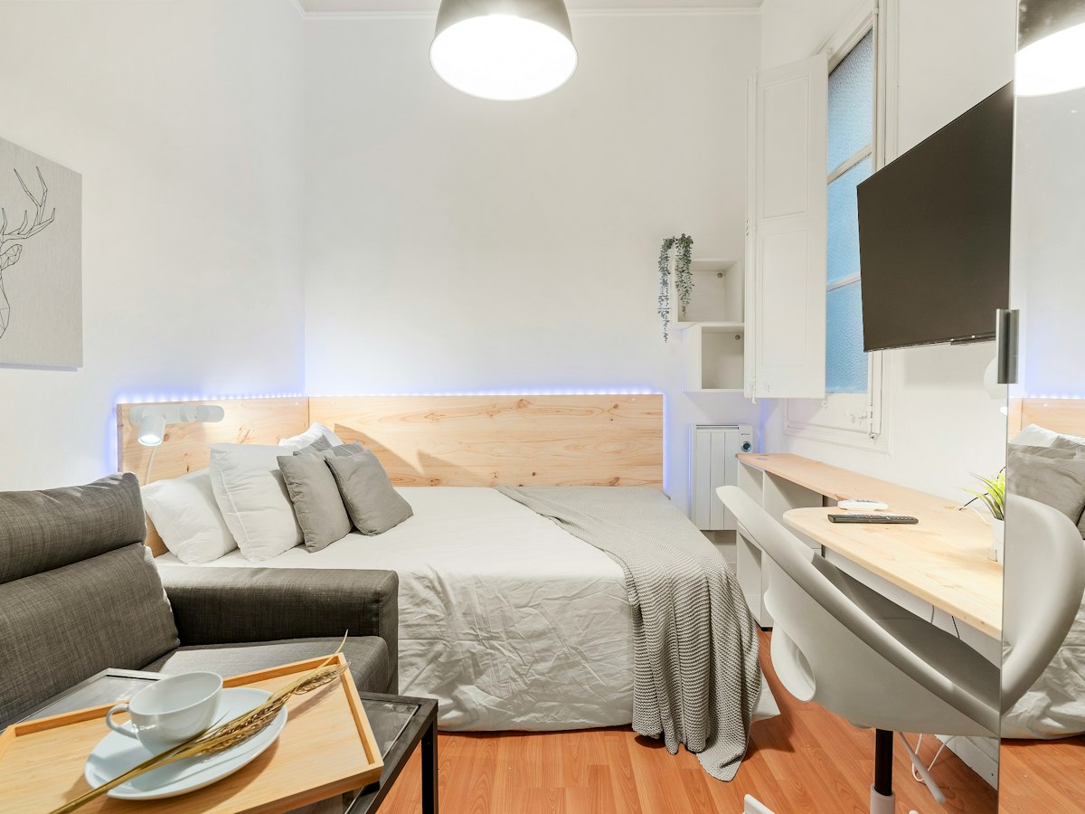 Furnished room in a 10-person shared flat in Ciutat Vella · 4