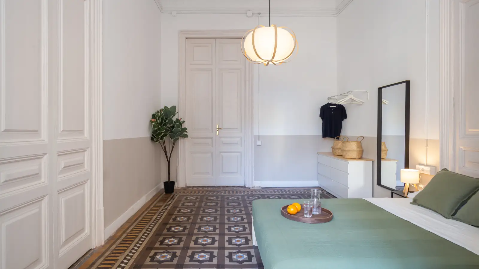 Furnished room in a 8-person shared flat in Eixample · 2