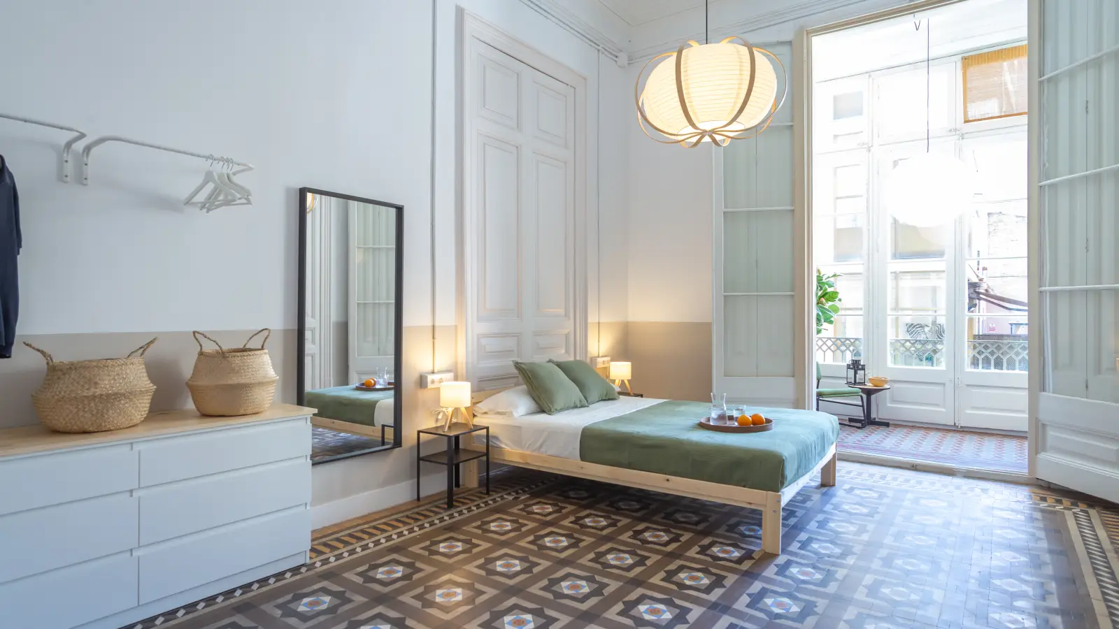Furnished room in a 8-person shared flat in Eixample · 3