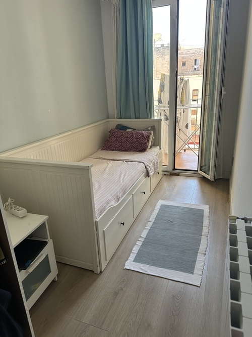 Room in a 3-person shared flat in Ciutat Vella · 3