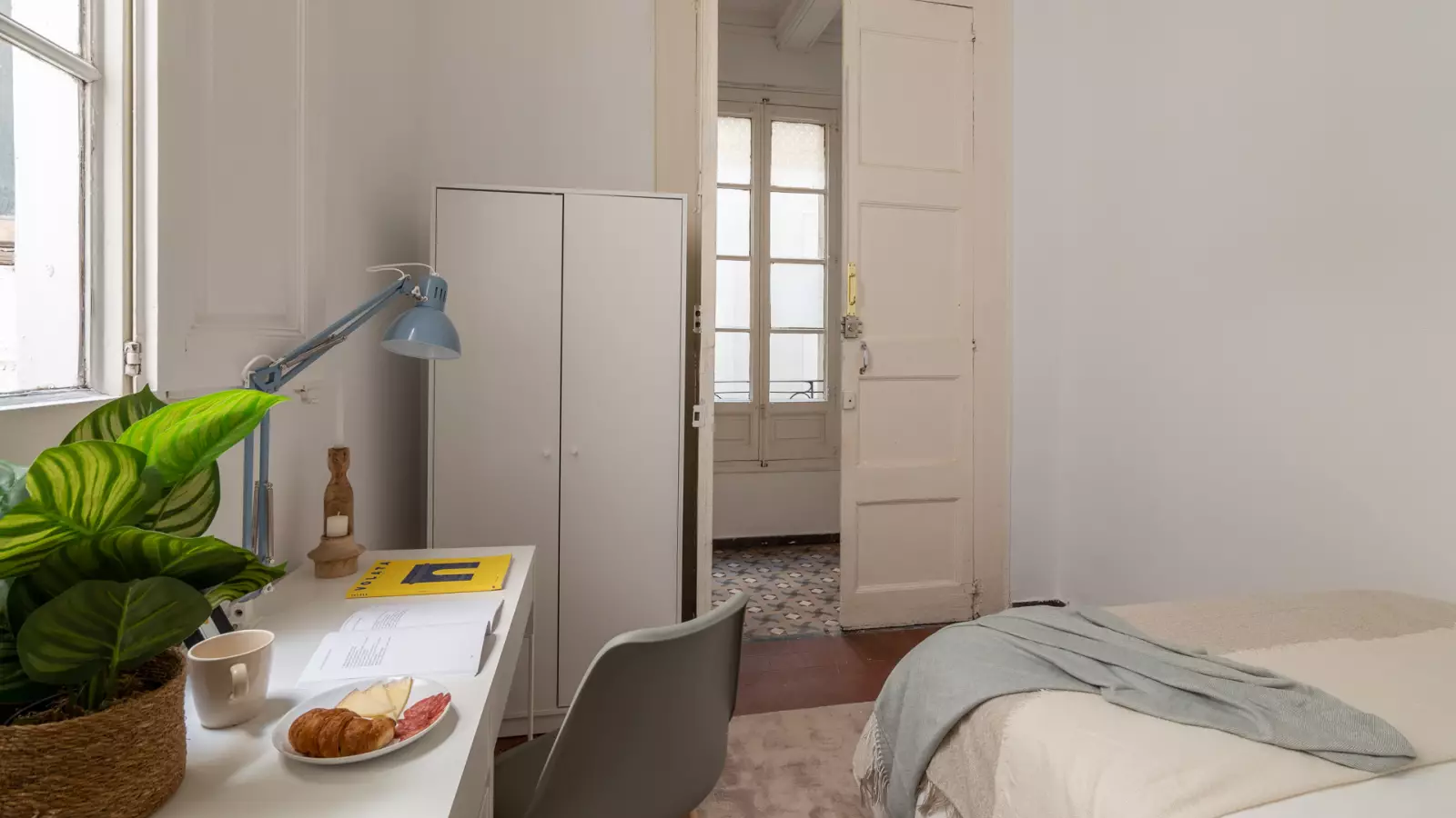 Furnished room in a 6-person shared flat in Ciutat Vella · 3