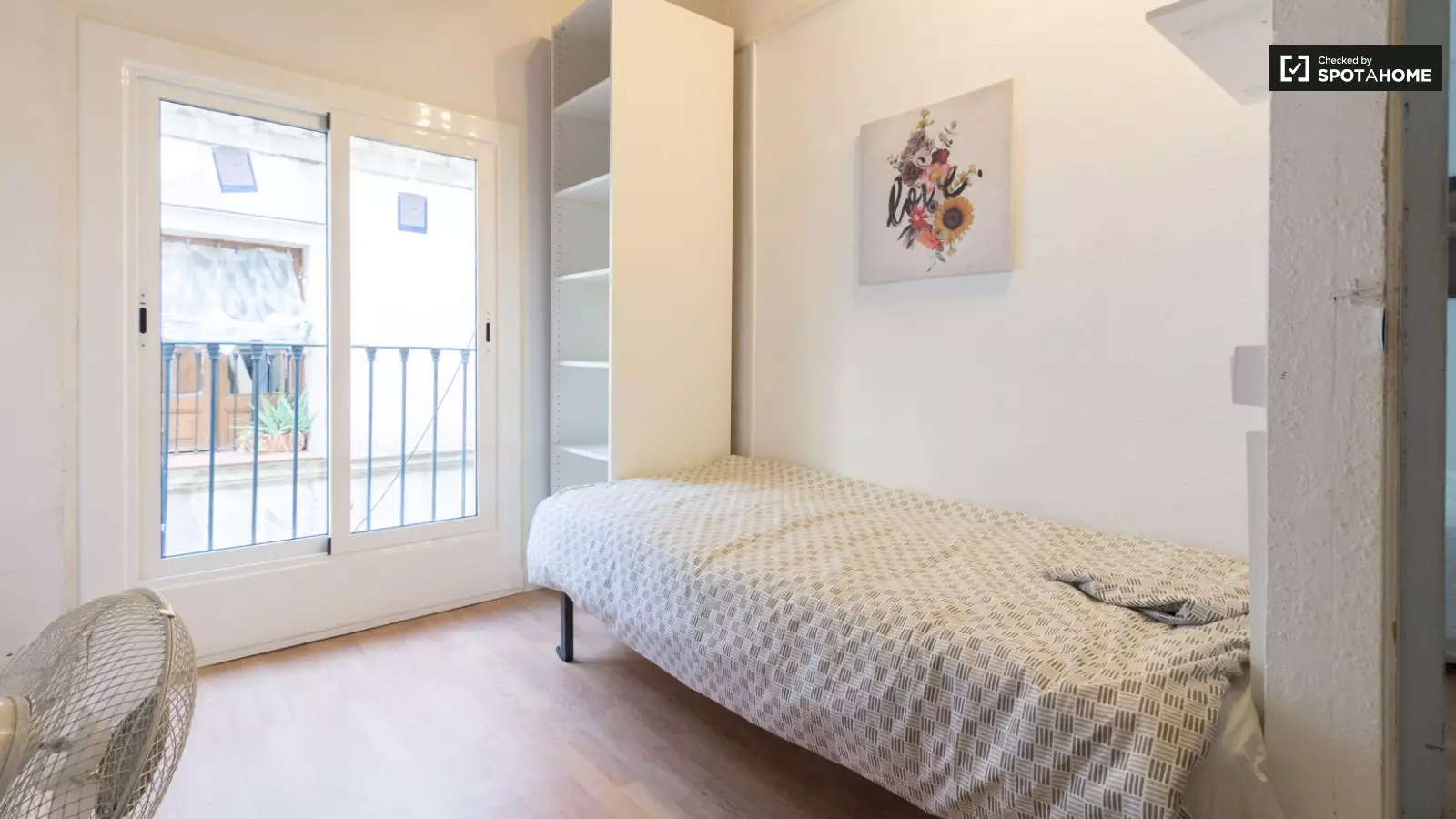 Habitación amueblada en piso compartido de 7 personas en Ciutat Vella · 2