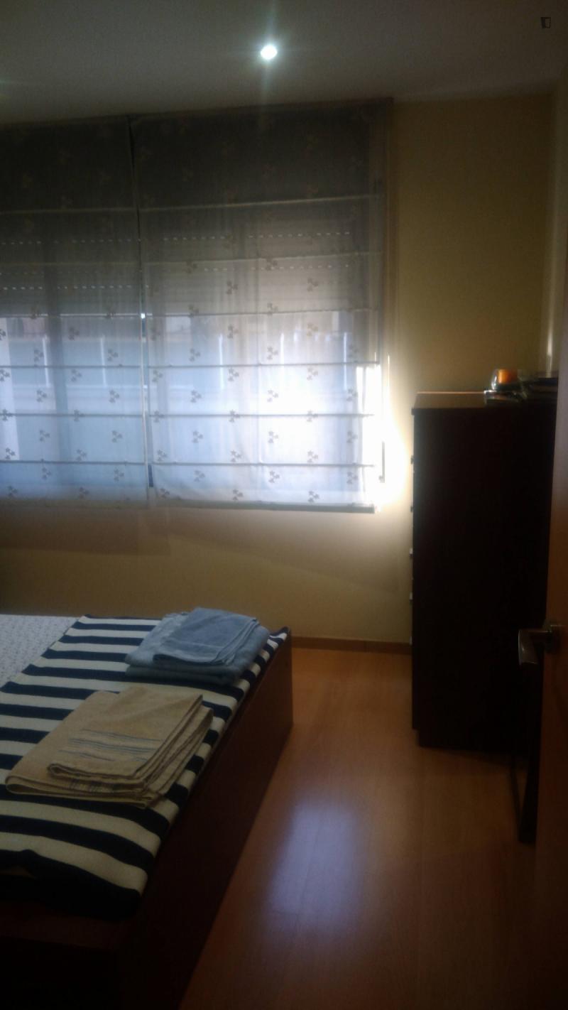 Habitación amueblada en piso compartido de 3 personas en Ciutat Vella · 3