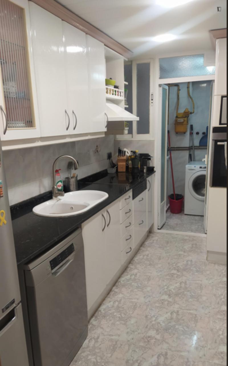 Habitación amueblada en piso compartido de 3 personas en Ciutat Vella · 4