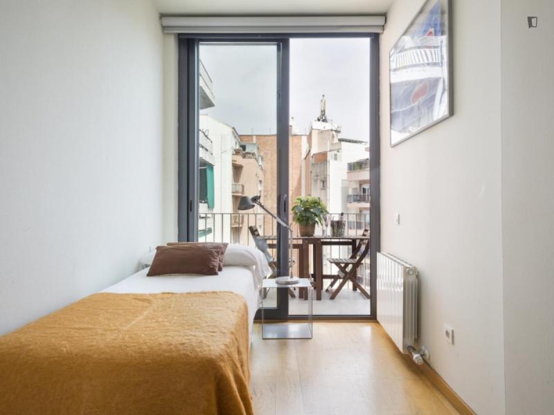 Furnished 3-bedroom flat in Eixample · 2
