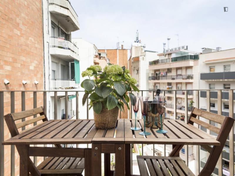 Furnished 3-bedroom flat in Eixample · 4