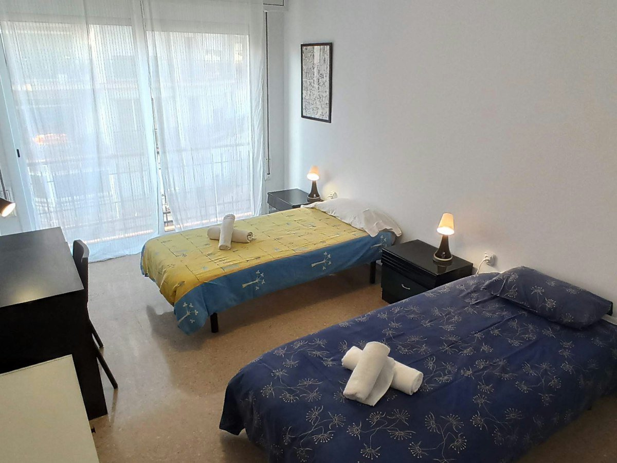 Furnished room in a 5-person shared flat in Les Corts · 2