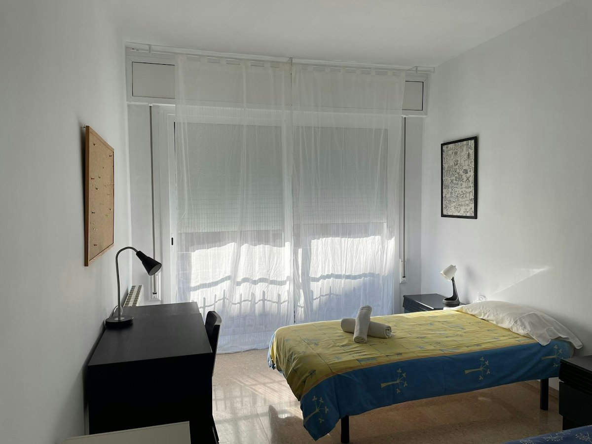 Furnished room in a 5-person shared flat in Les Corts · 3