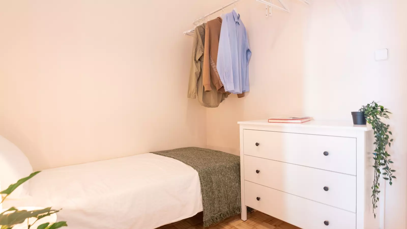 Furnished room in a 5-person shared flat in Eixample · 2