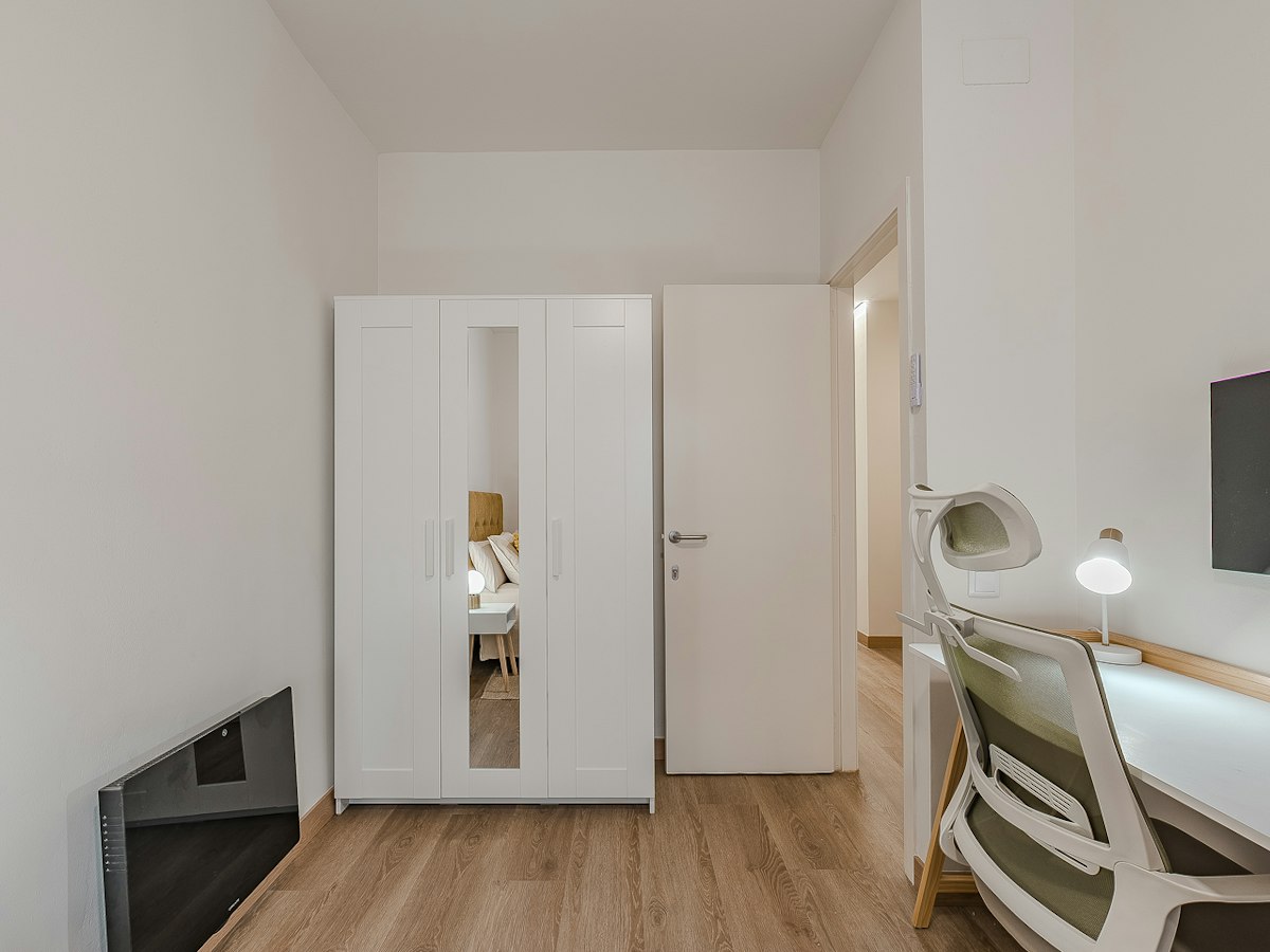 Furnished room in a 7-person shared flat in L'Hospitalet · 3