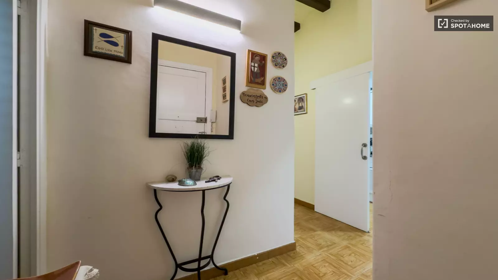 Furnished room in a shared flat in Gràcia · 2