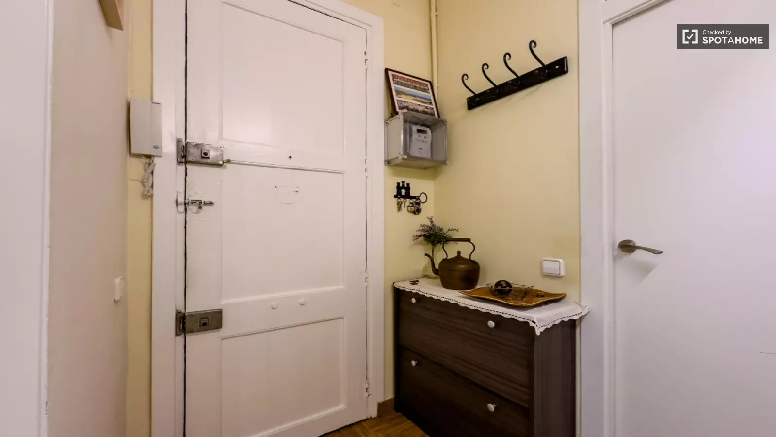 Furnished room in a shared flat in Gràcia · 3