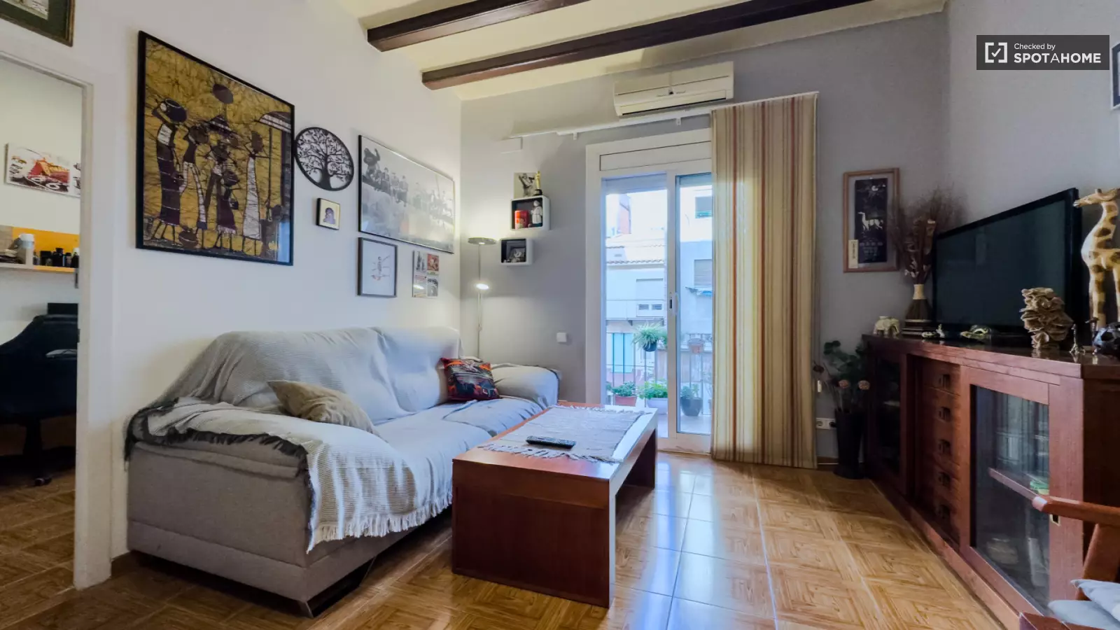 Furnished room in a shared flat in Gràcia · 4