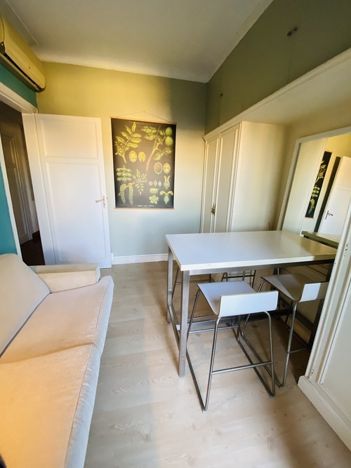 Room in a 3-person shared flat in Eixample · 4