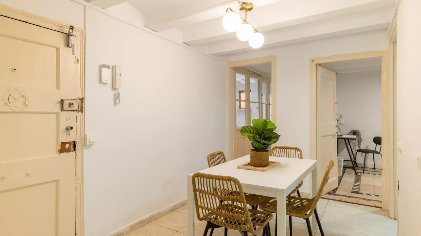 Furnished room in a 6-person shared flat in Ciutat Vella · 2