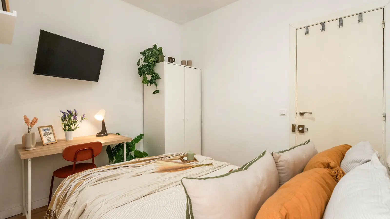 Furnished room in a shared flat in Sants-Montjuïc · 3