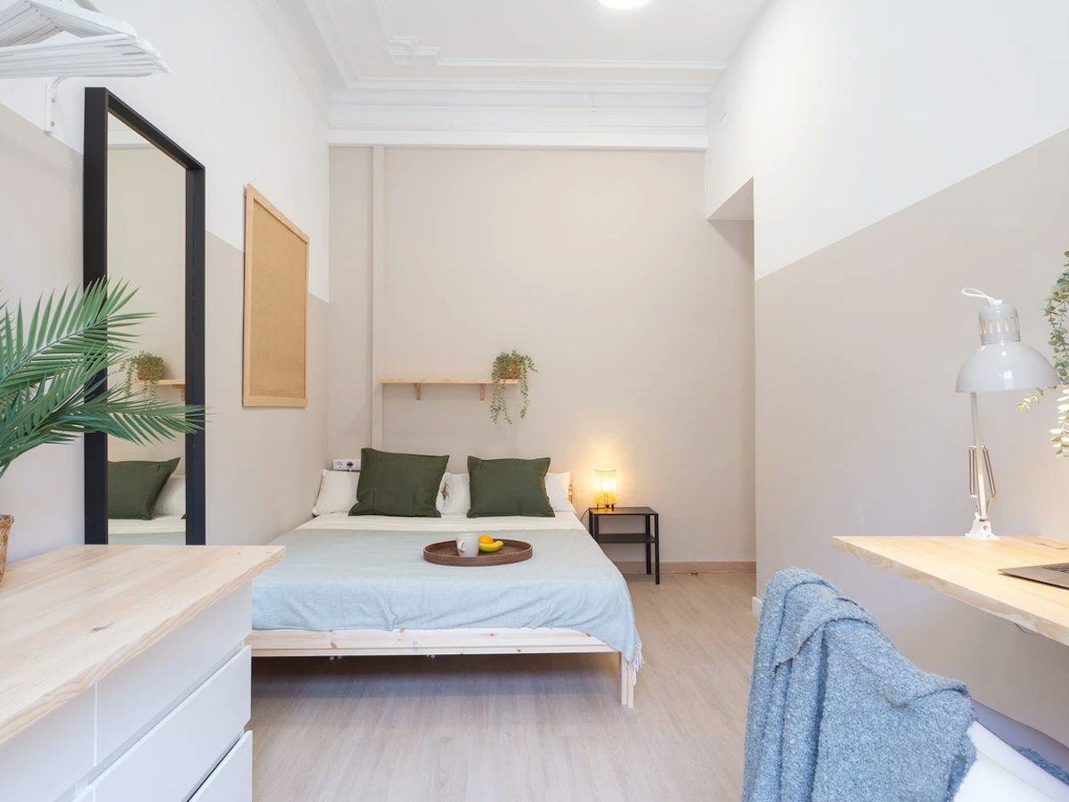 Habitación amueblada en piso compartido de 8 personas en Eixample · 2