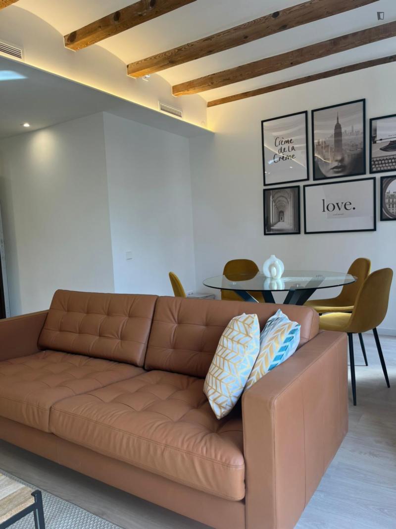 Furnished 2-bedroom flat in Sants-Montjuïc · 3