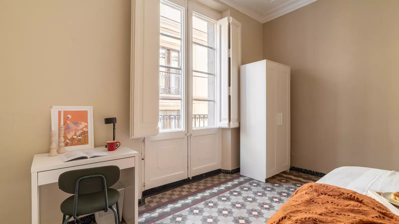 Furnished room in a shared flat in Ciutat Vella · 3