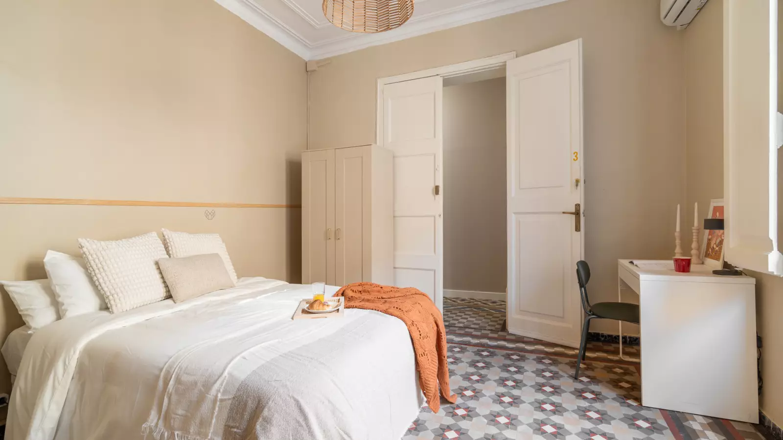 Furnished room in a shared flat in Ciutat Vella · 4