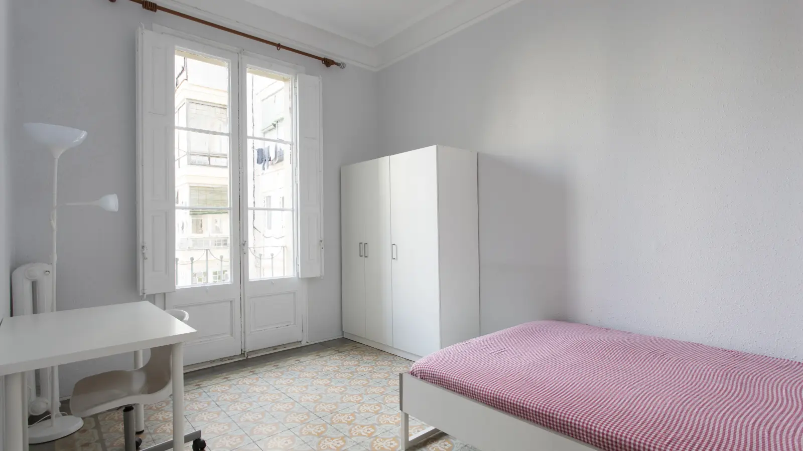 Furnished room in a shared flat in Eixample · 2