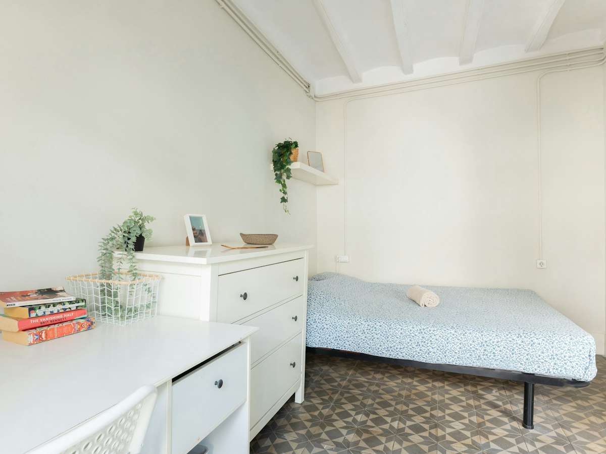 Furnished room in a 5-person shared flat in Ciutat Vella · 2